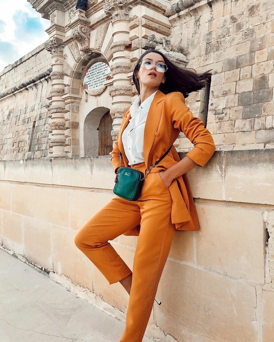 Девушка в яркой одежде