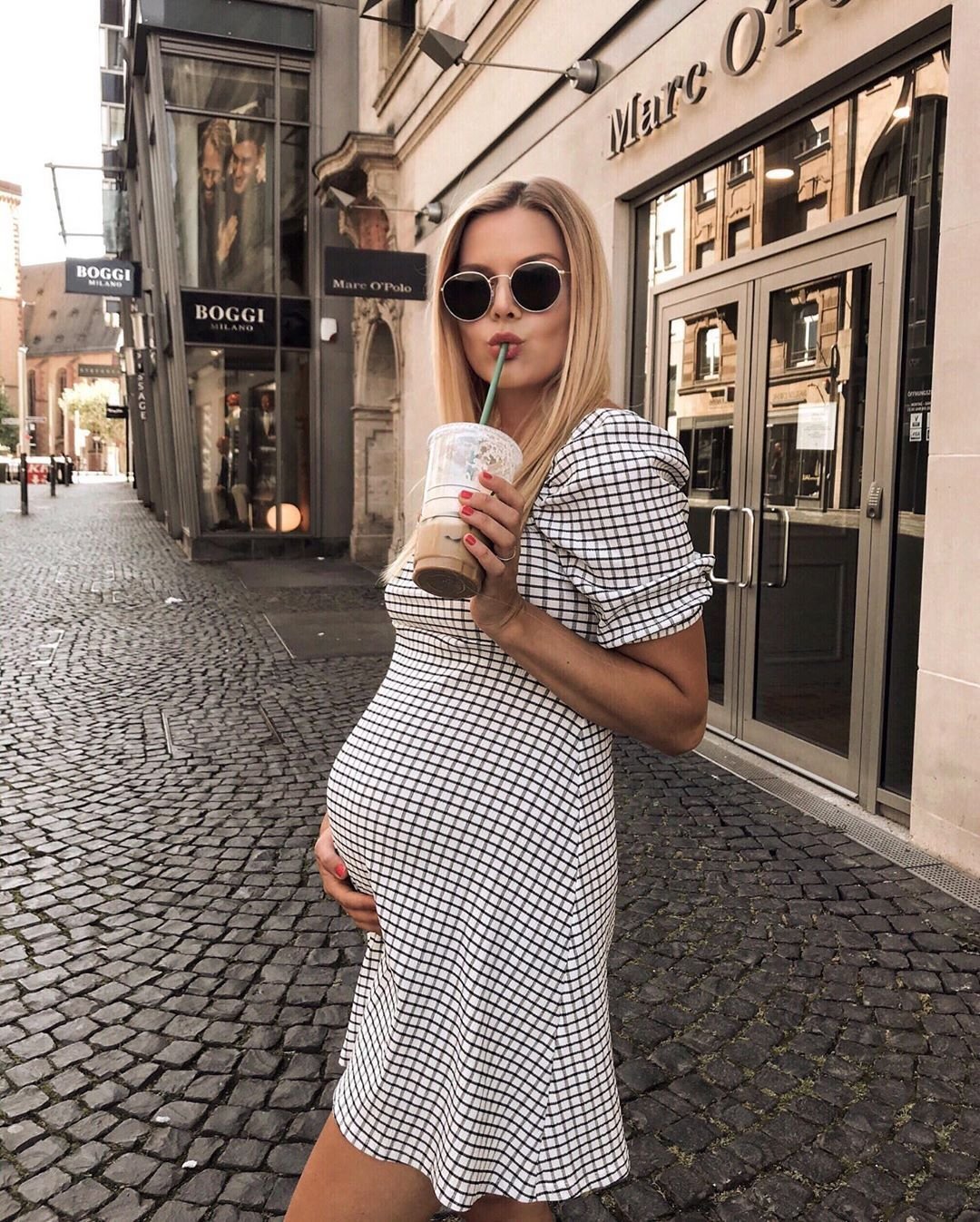 Девушка блондинка беременна