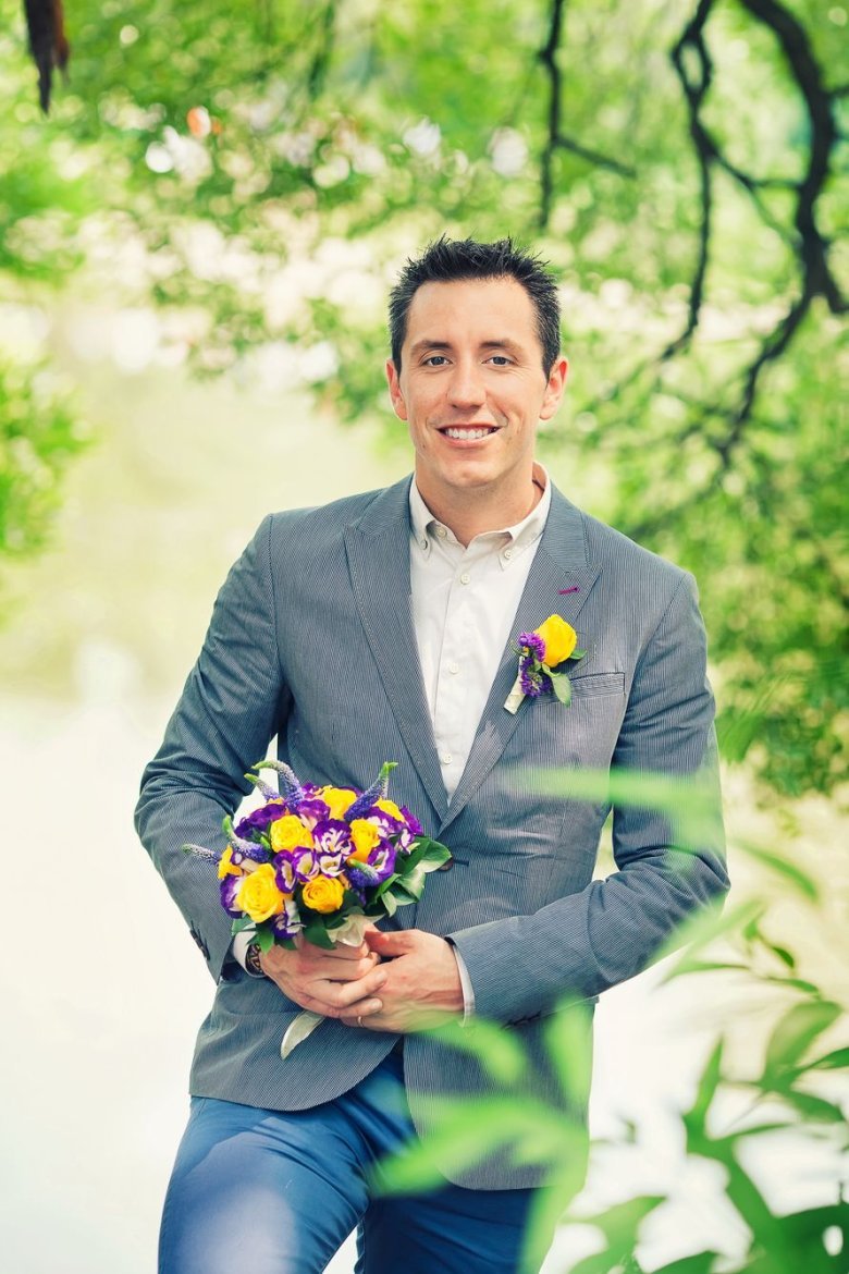 Жених в джинсах и рубашке