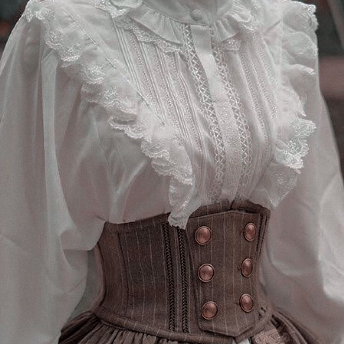 Корсет поверх платья