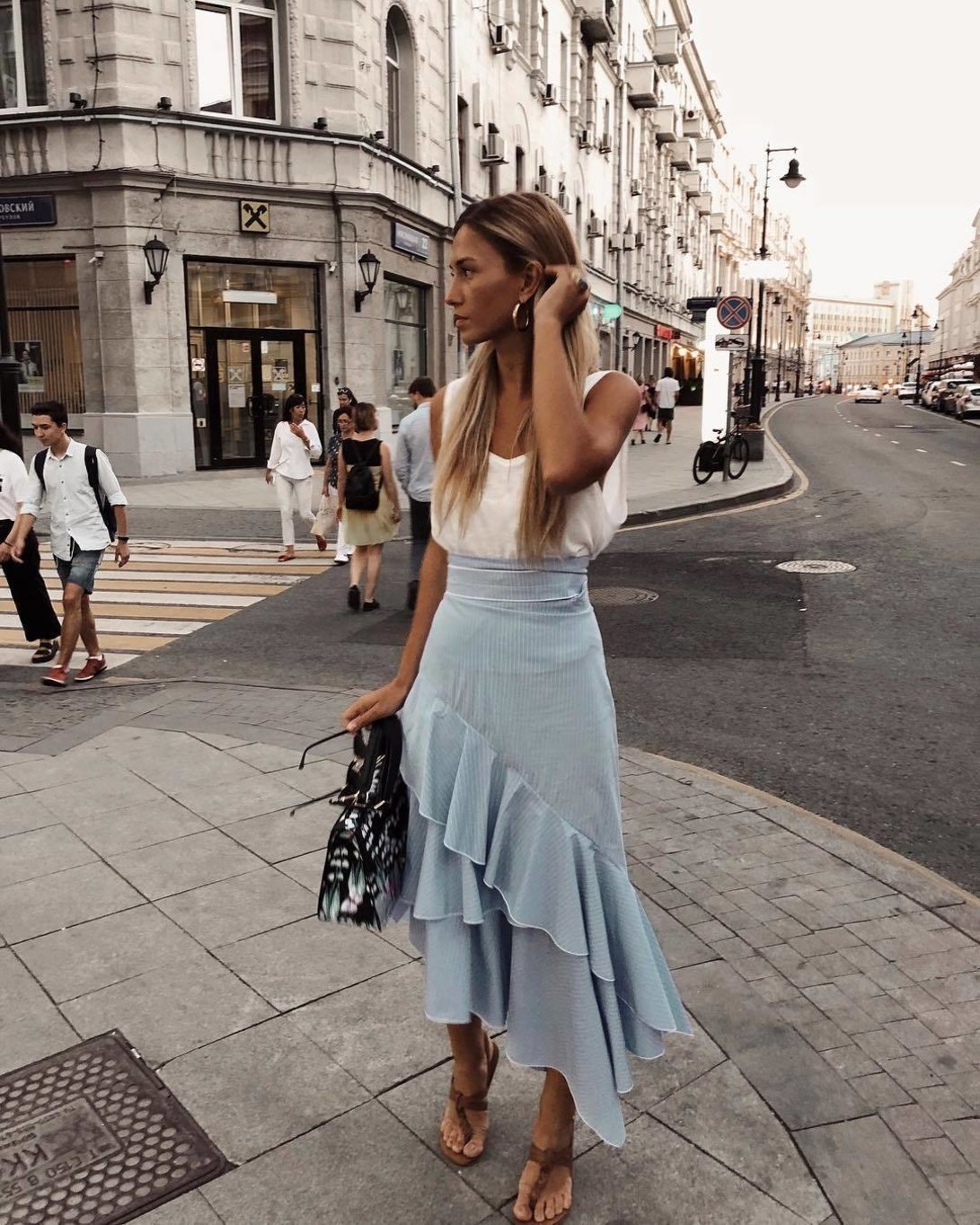 Кожаные шорты с рубашкой оверсайз