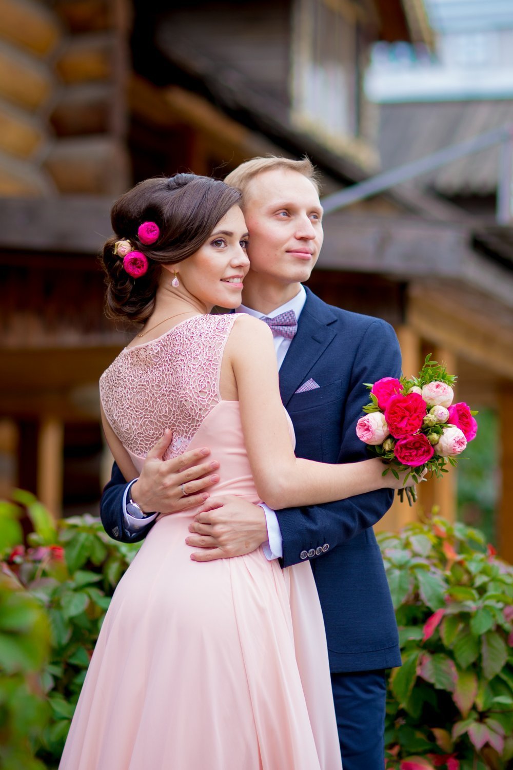 Свадебное платье с красными туфлями