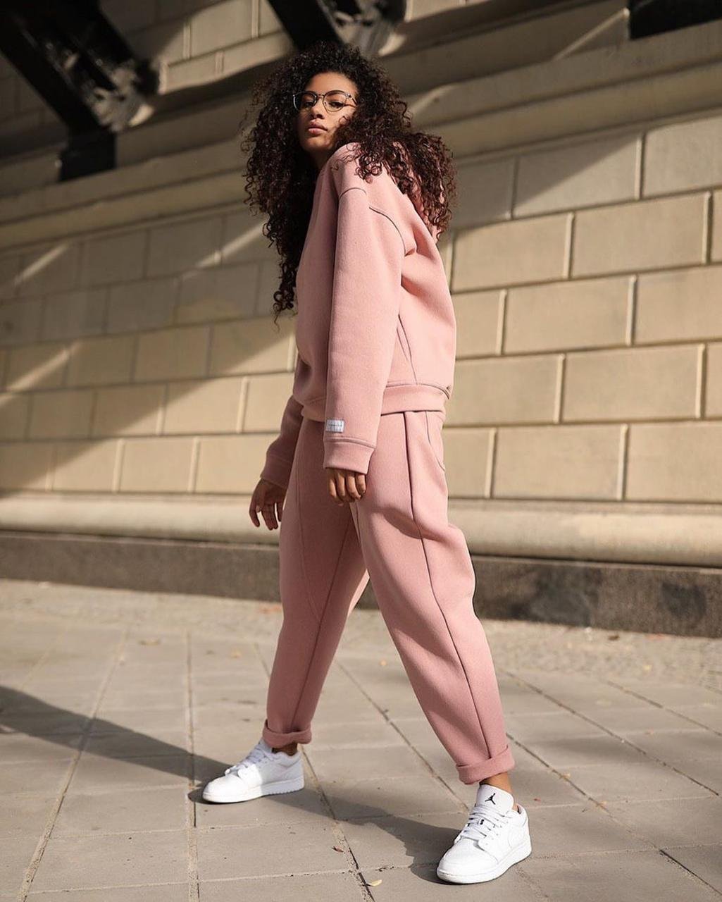 Лук в трикотажном костюме