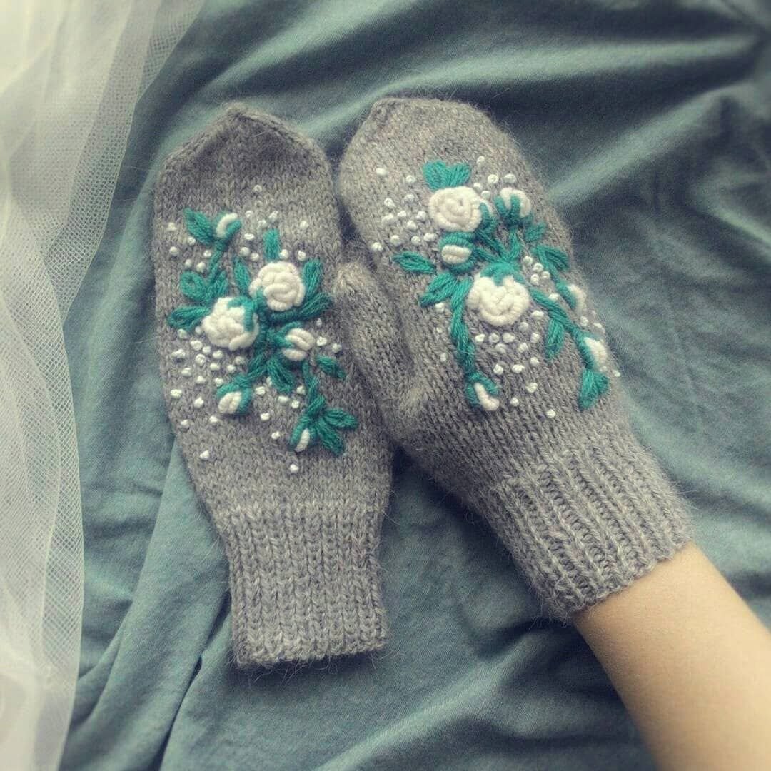 Вязаные варежки с вышивкой