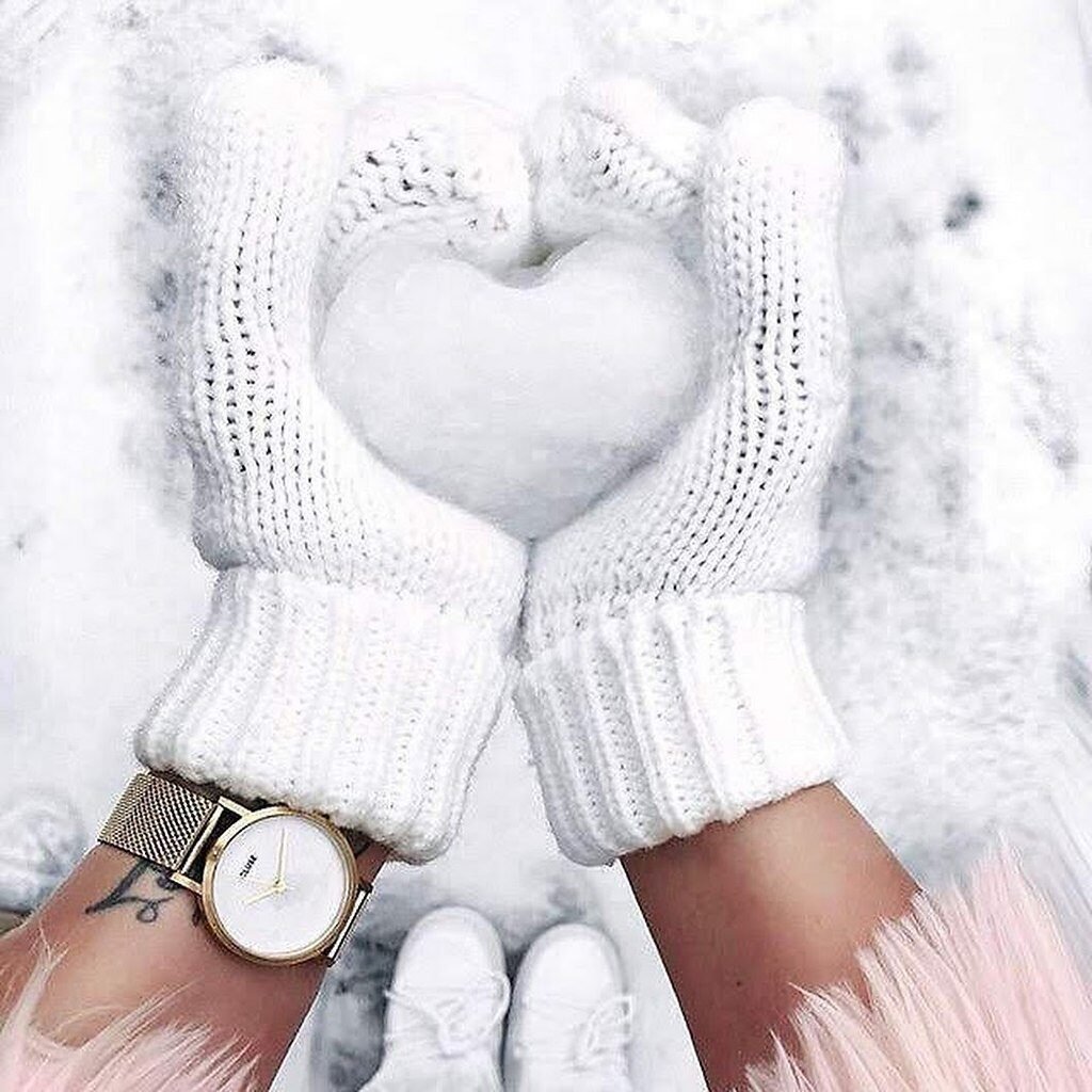 Варежки в снегу