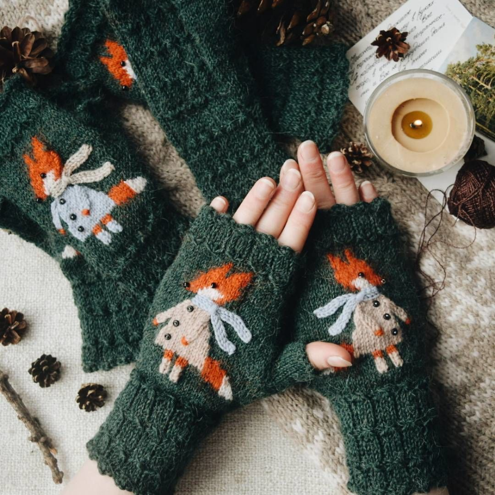 Вязаные вышитые рукавички