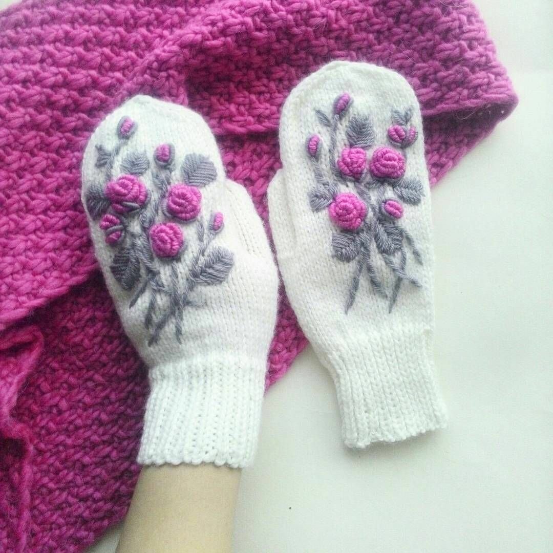 Вязаные варежки с вышивкой
