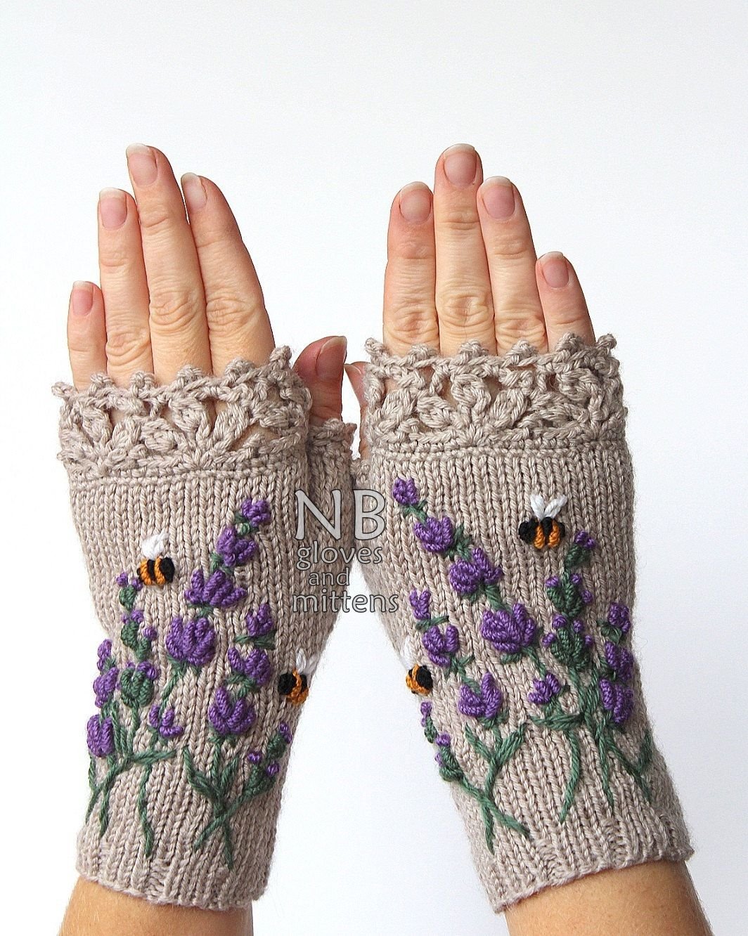 Вязаные перчатки с вышивкой