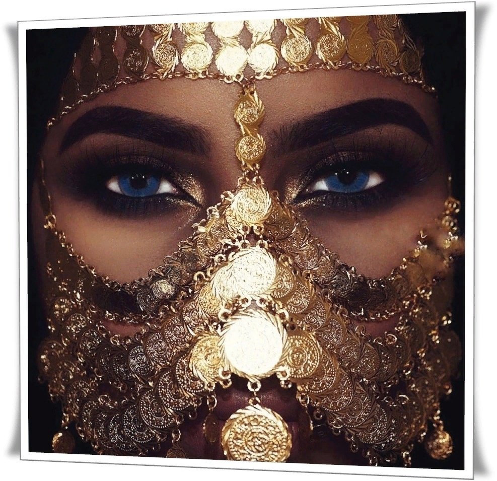 Женская маска в арабском стиле