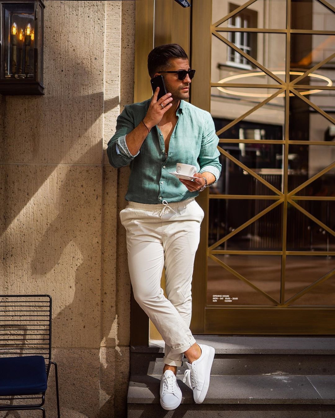 Белая рубашка с подтяжками