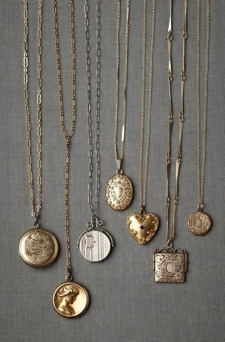 Мальчик с медальоном