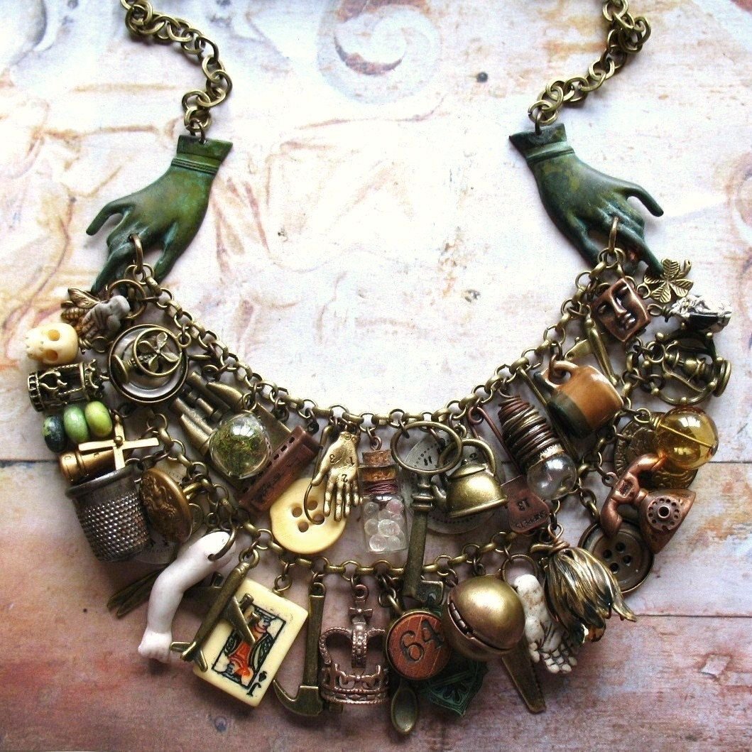 Цыганские украшения на шее мужчины