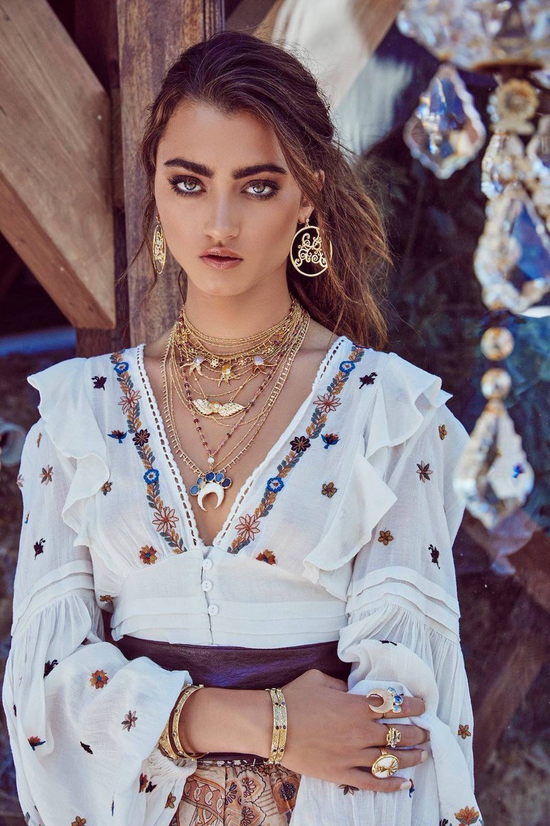 Цыганка с украшениями