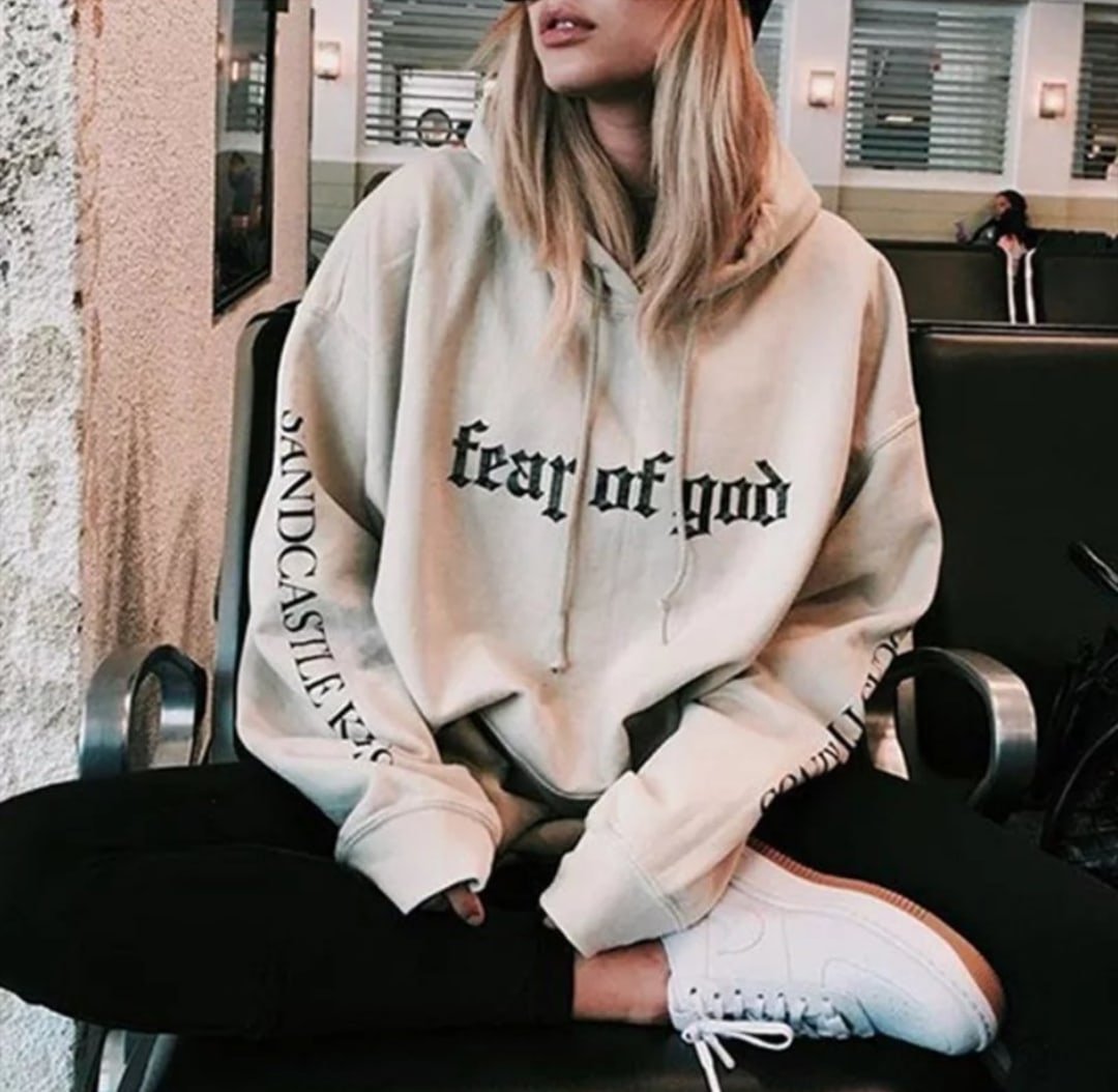 Девушка в толстовке