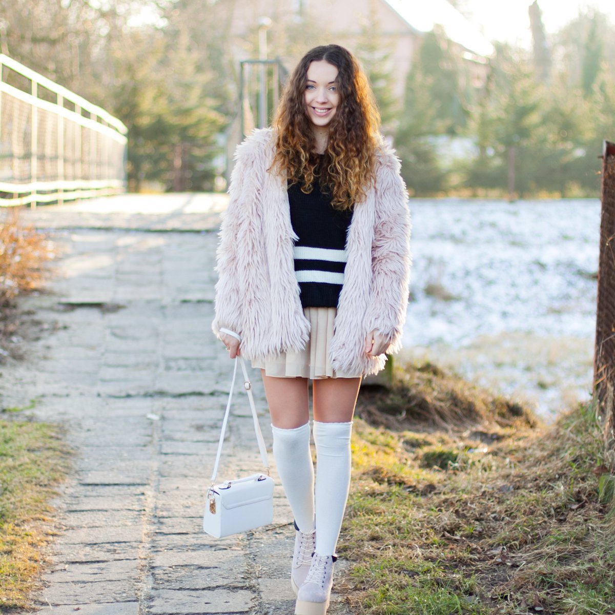 Образ с белыми гольфами