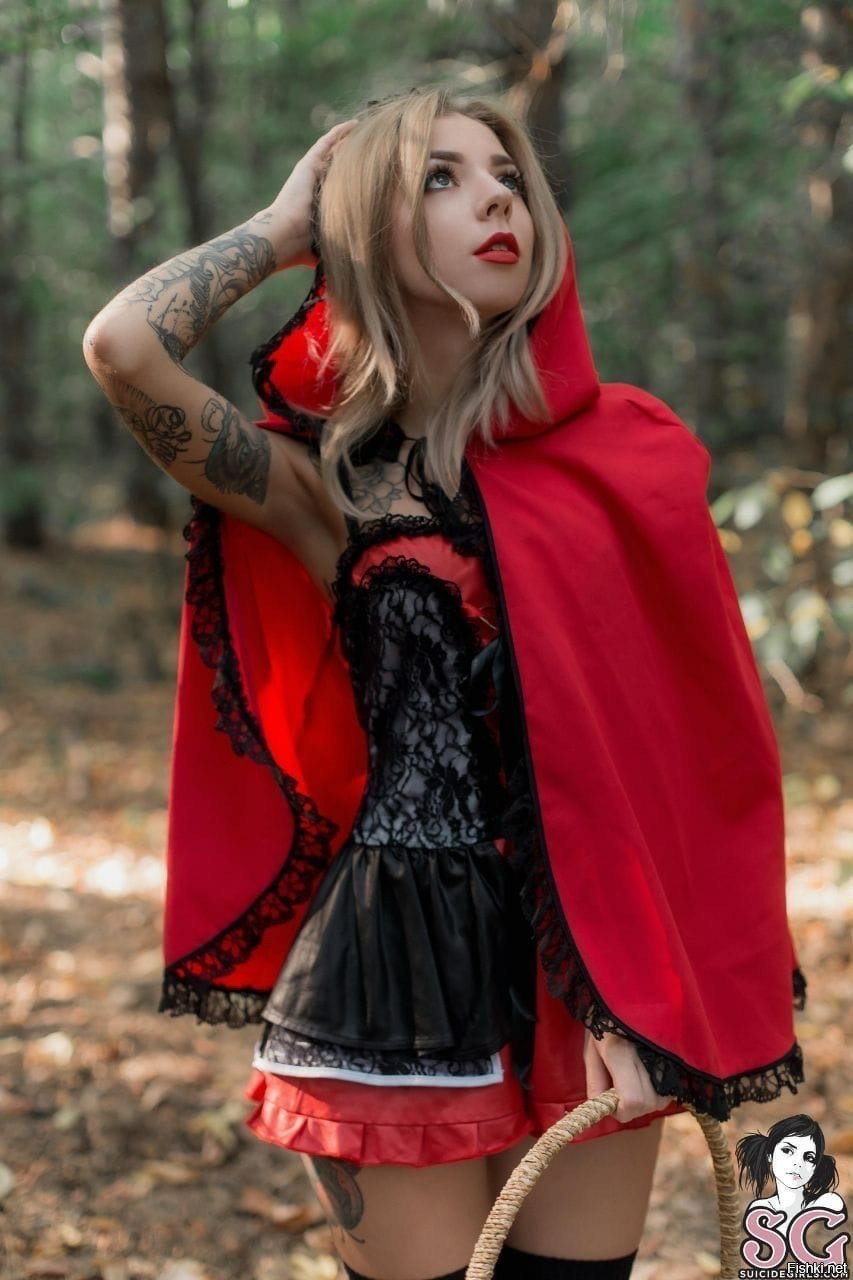 Сисястая красная шапочка