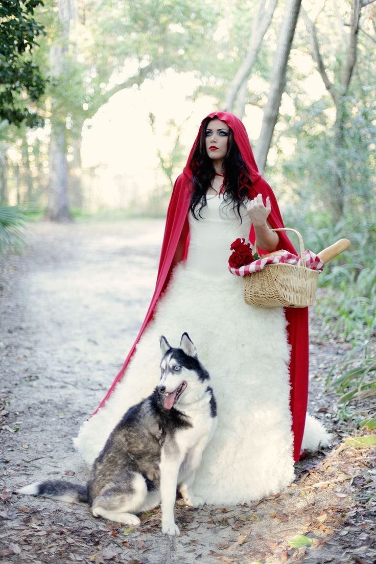 Зимняя фотосессия с красными цветами