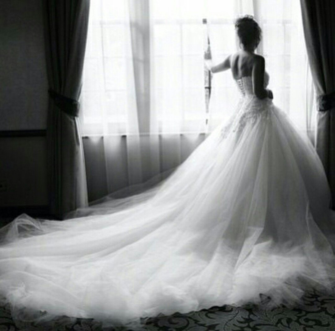 Смотреть ✅: Фото - Девушка в свадебном платье со спины