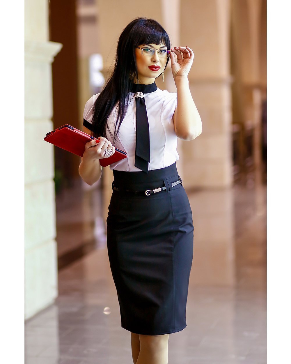 Девушка в строгом костюме