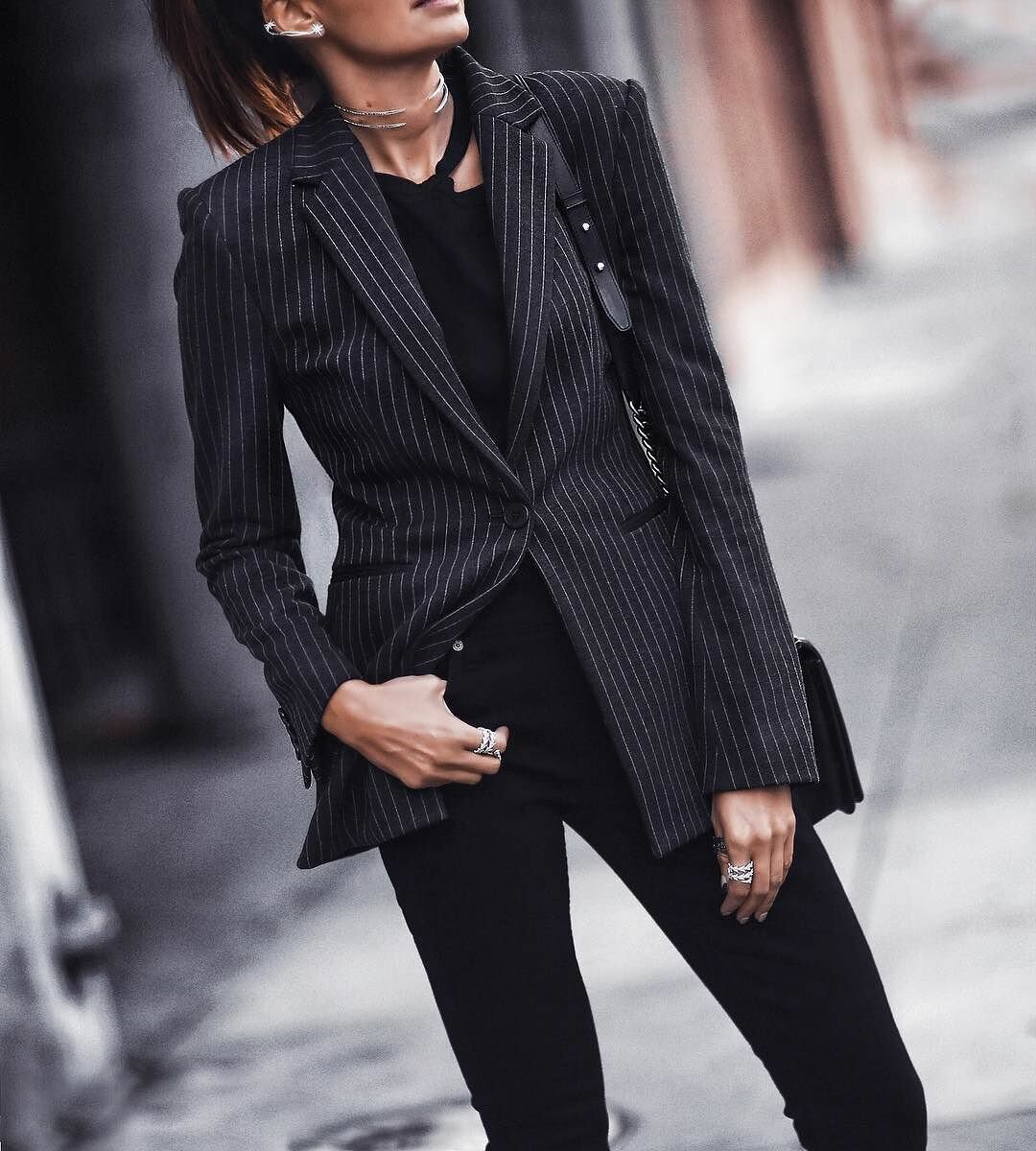 Девушка в классическом костюме