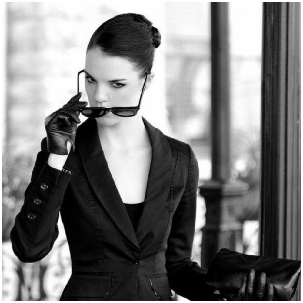 Девушка в деловом костюме