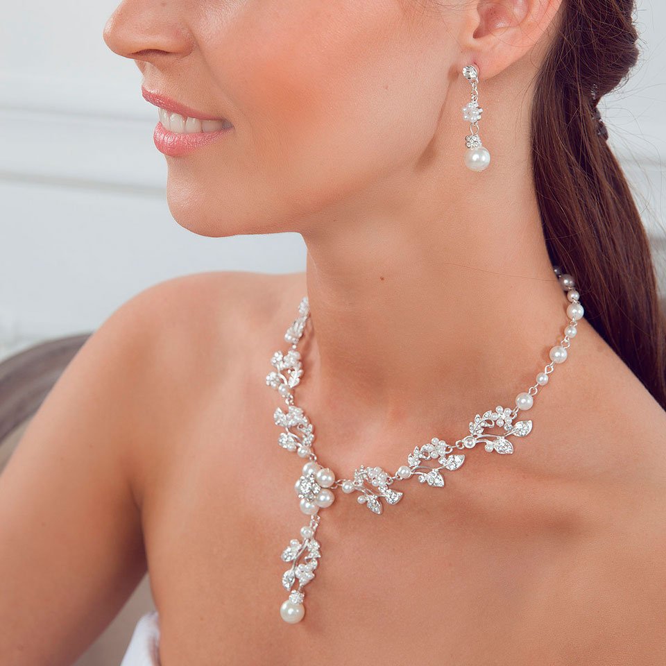 Платье с кружевом белое