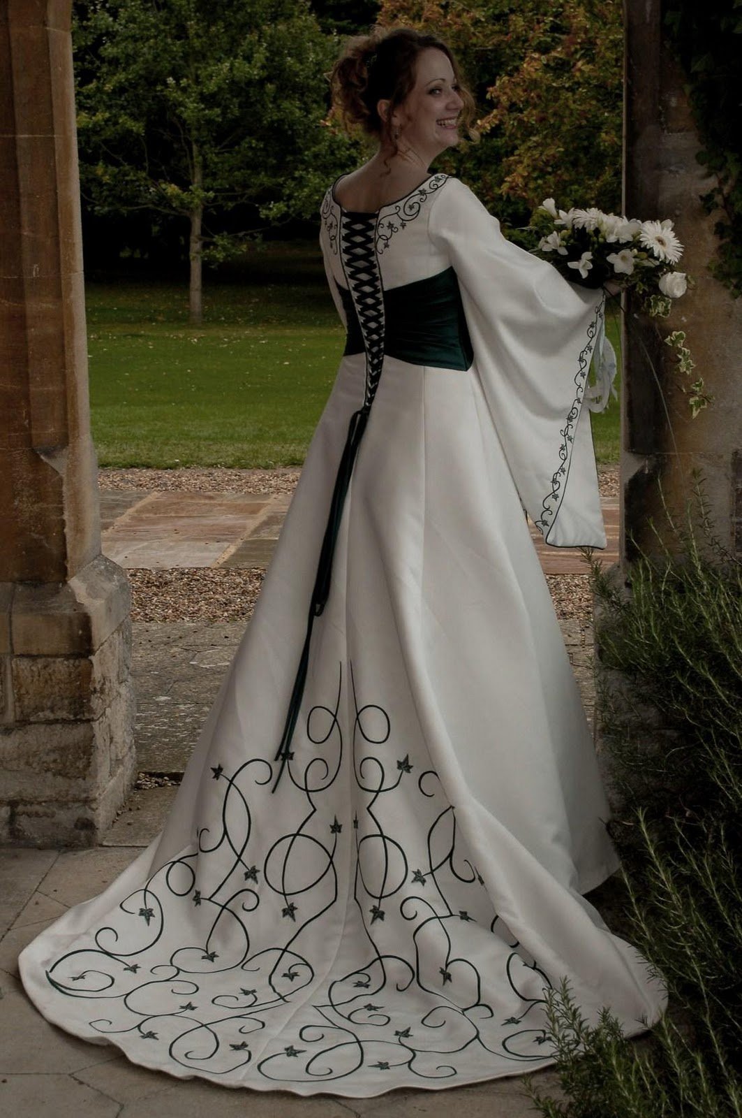 Платье на свадьбу в средневековом стиле