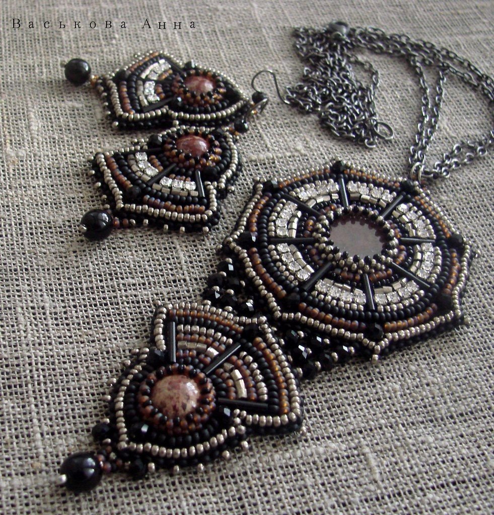 Вышитые украшения из бисера и камней
