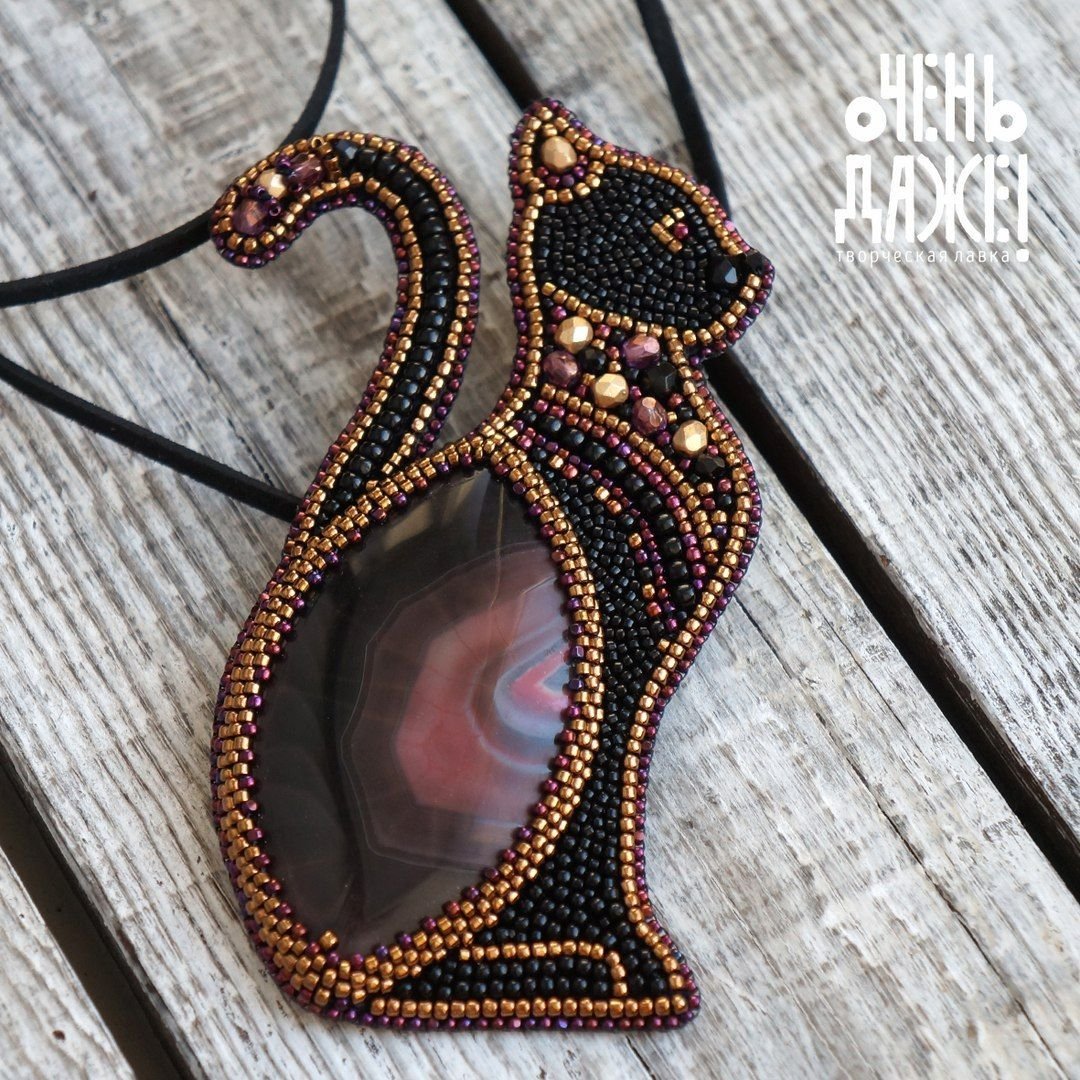 Кулон из бисера на фетре