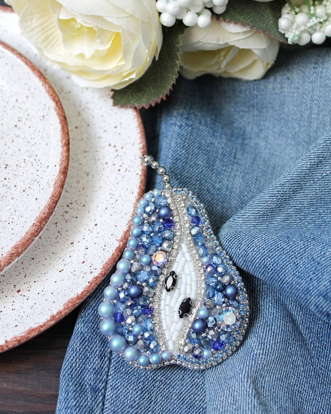 Броши из бисера и камней