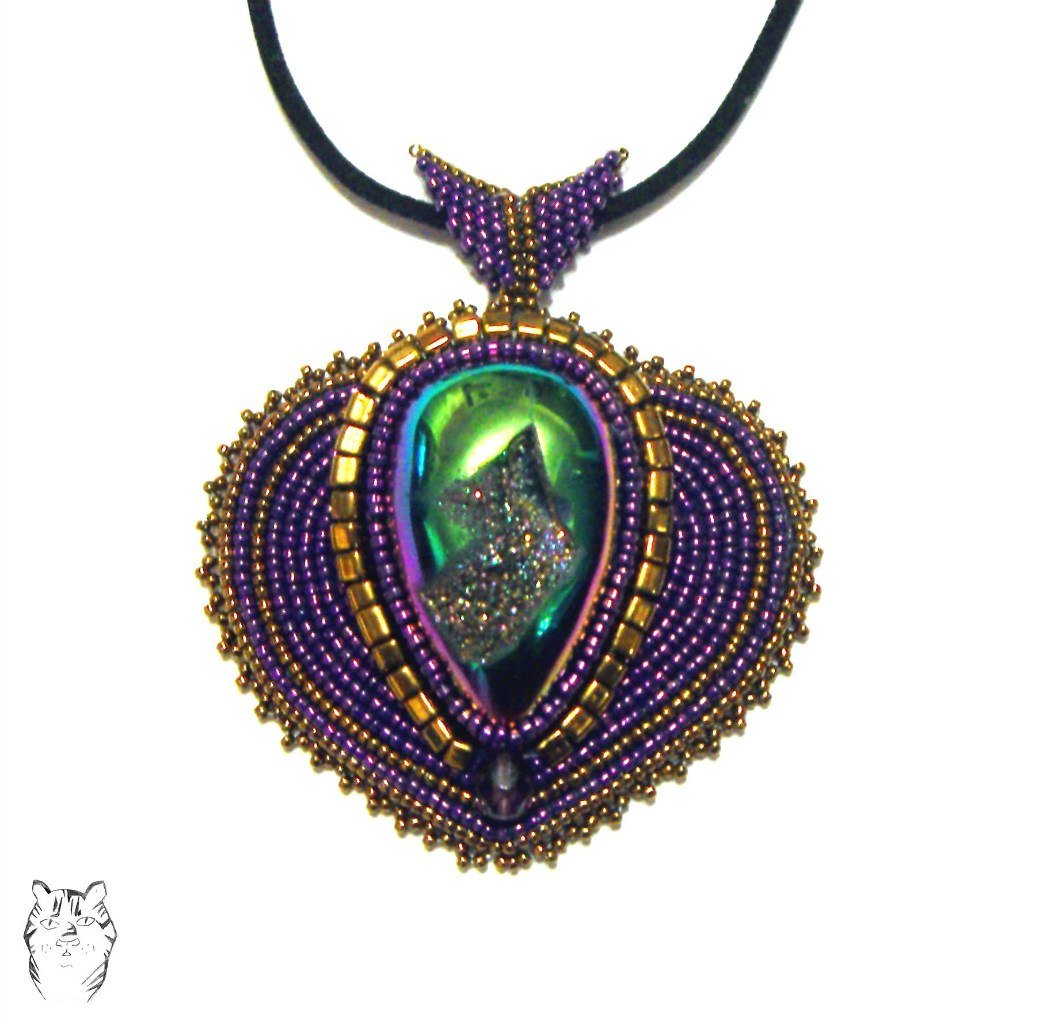 Кулон из бисера на фетре