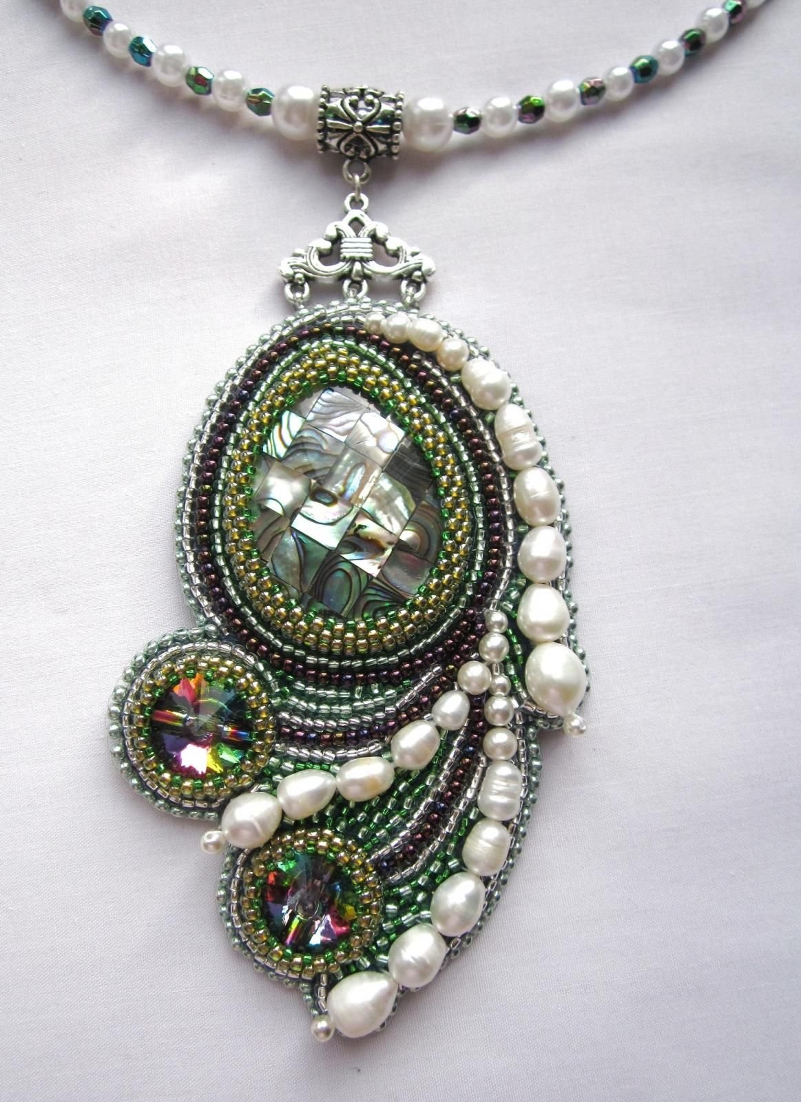 Кулон из бисера