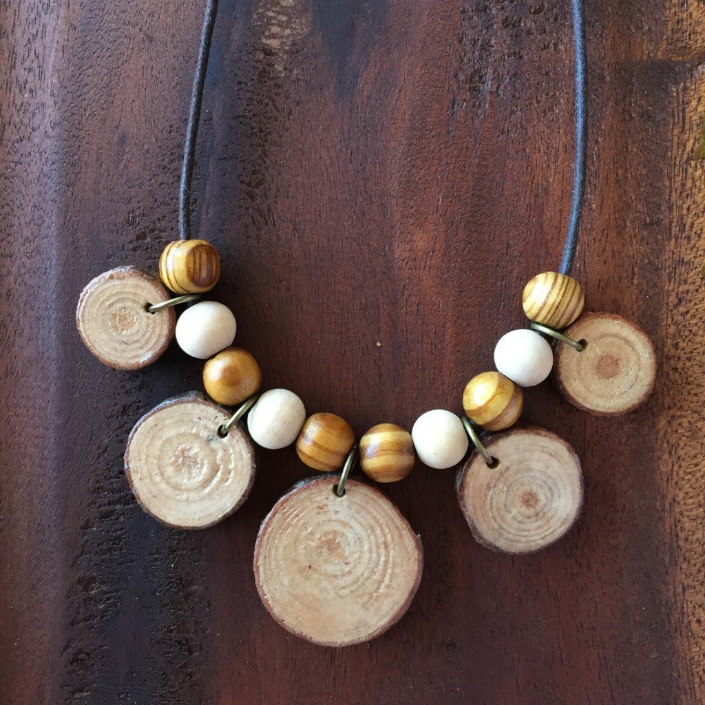 Подвешенные деревянные бусы