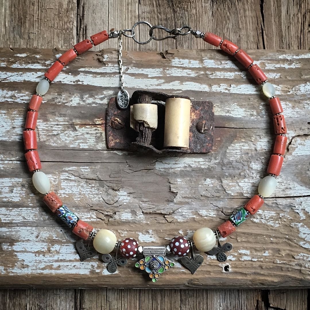 Браслет с деревянными бусинами