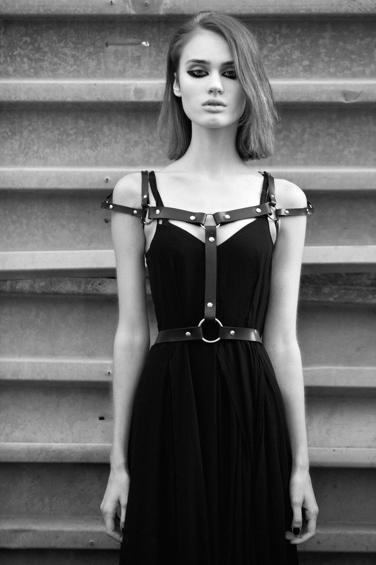 Черное платье с портупеей