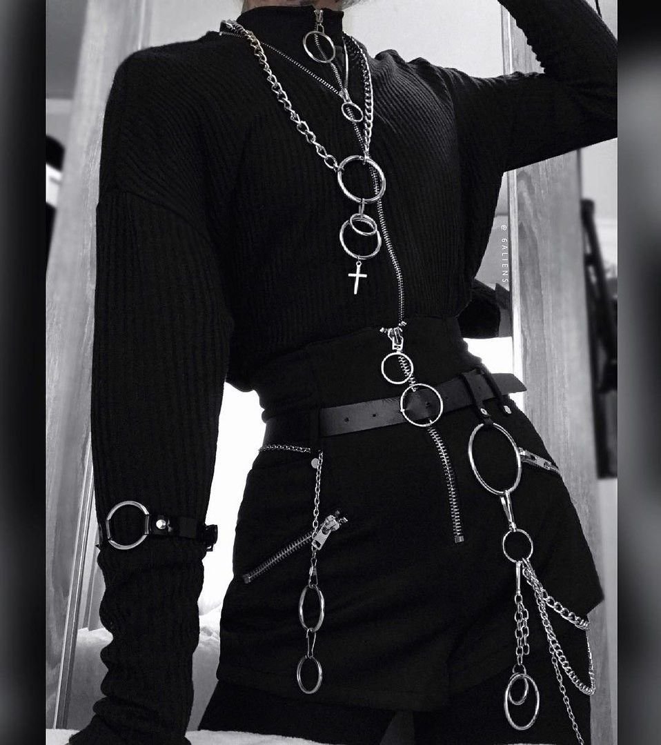 Стиль одежды черный с цепями