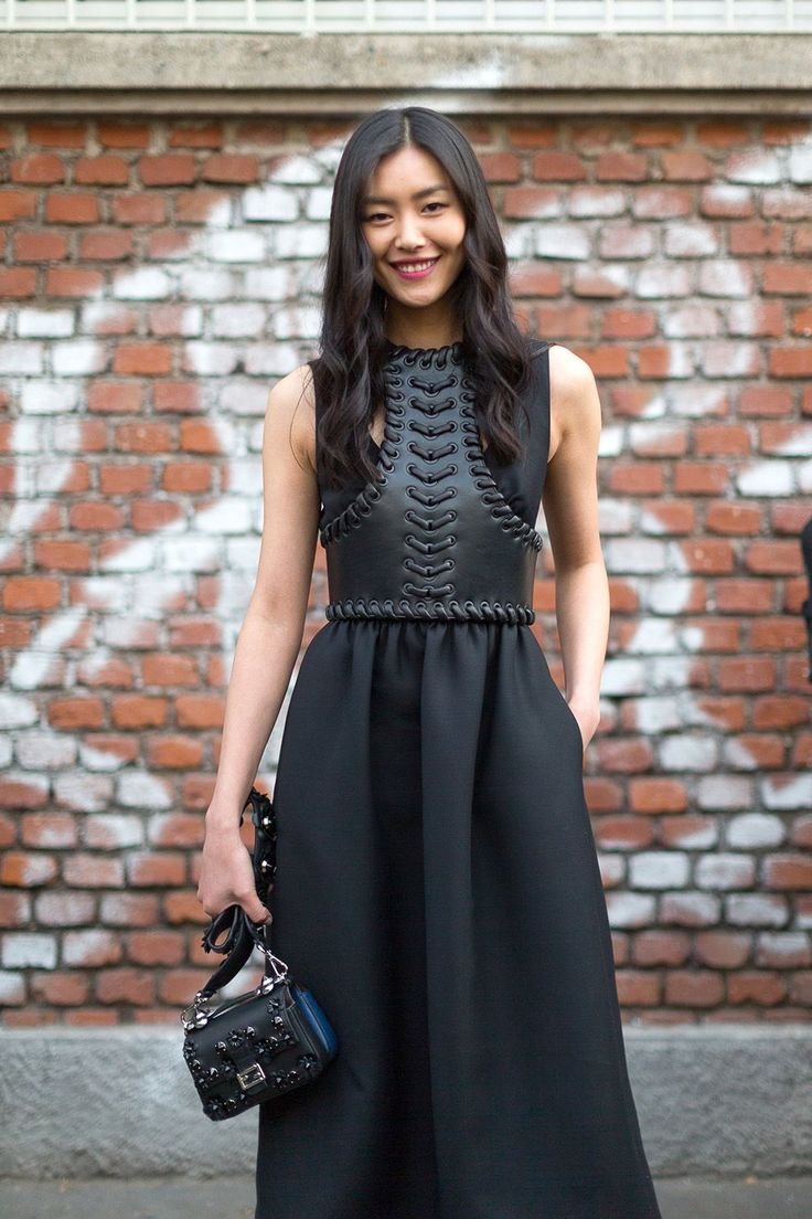 Белое платье с черной портупеей