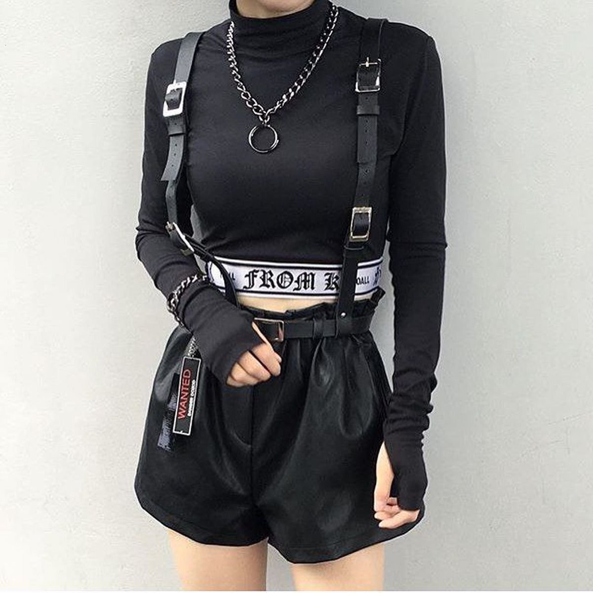 Черная одежда с ремешками
