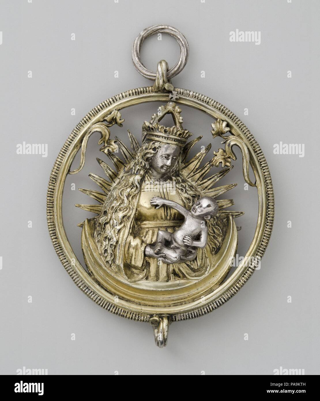 Золотой медальон Казанской Божией матери