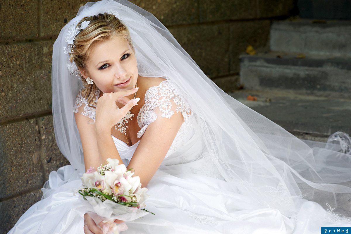 Невесты в свадебных платьях