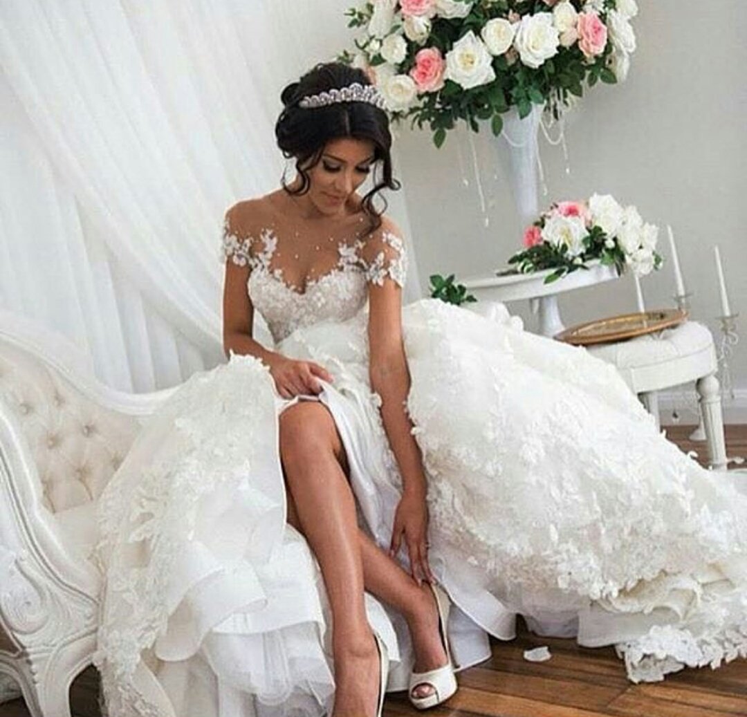 Невесты в свадебных платьях под платьем