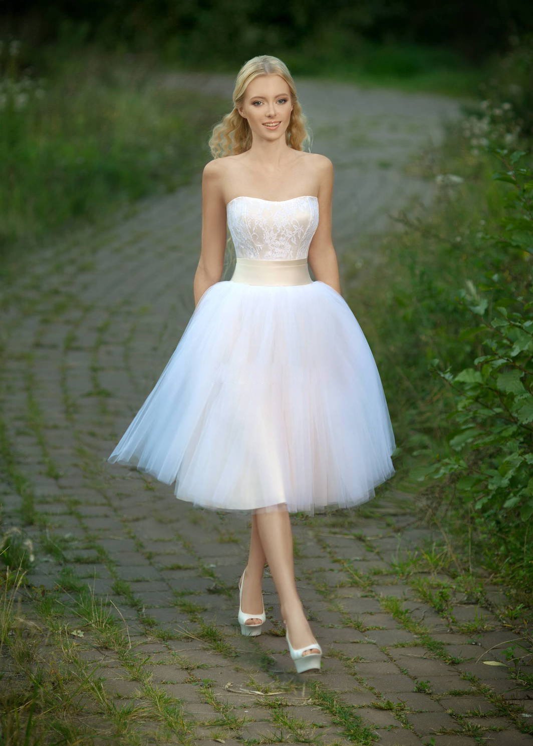 Невесты в свадебных платьях