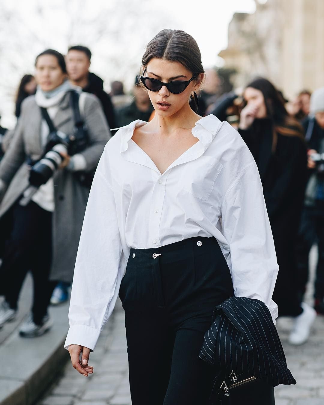 Стильные образы с белым свитером