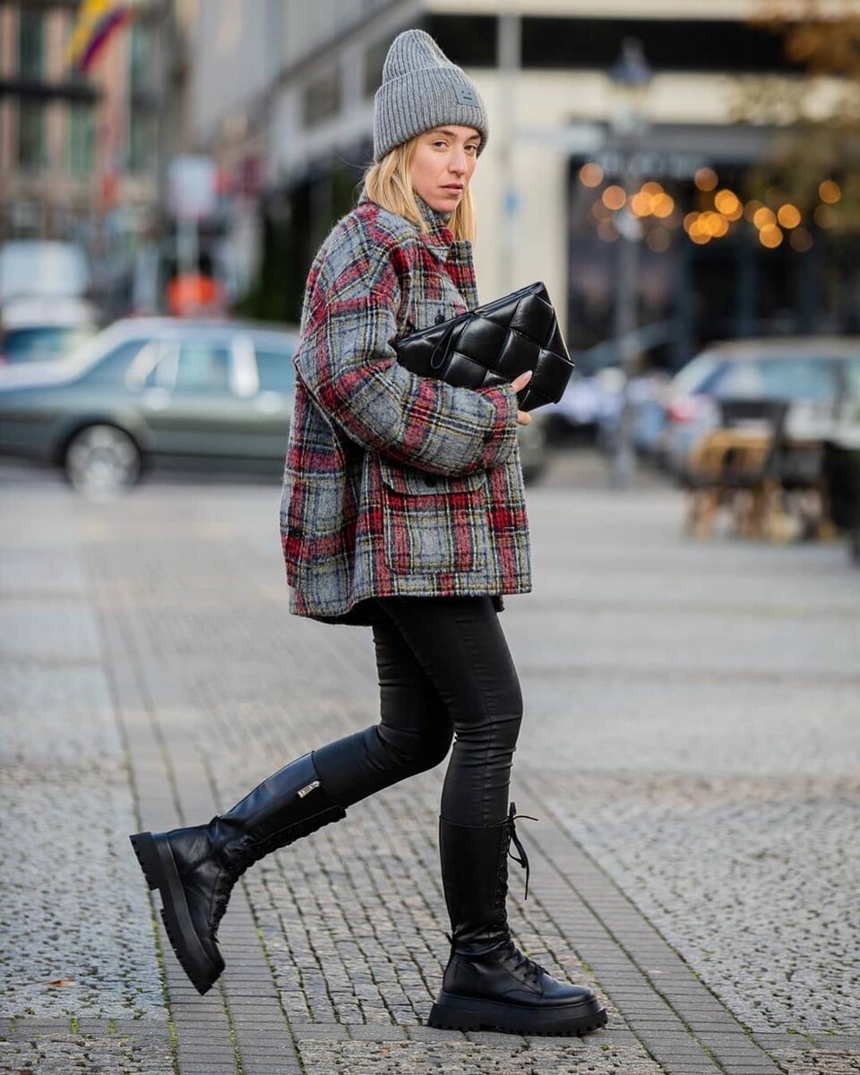 Стильный лук с мини юбкой