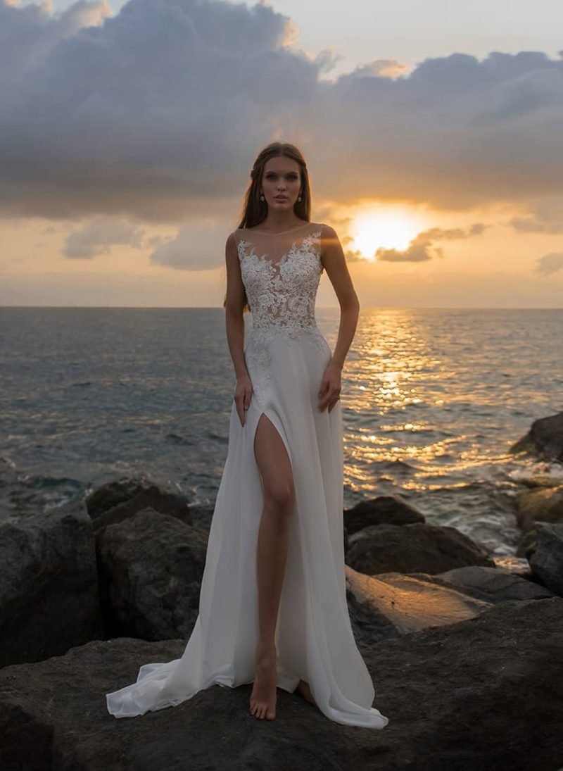 Летнее свадебное платье с разрезом