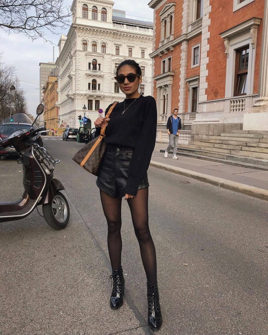 Кожаные шорты с ботфортами