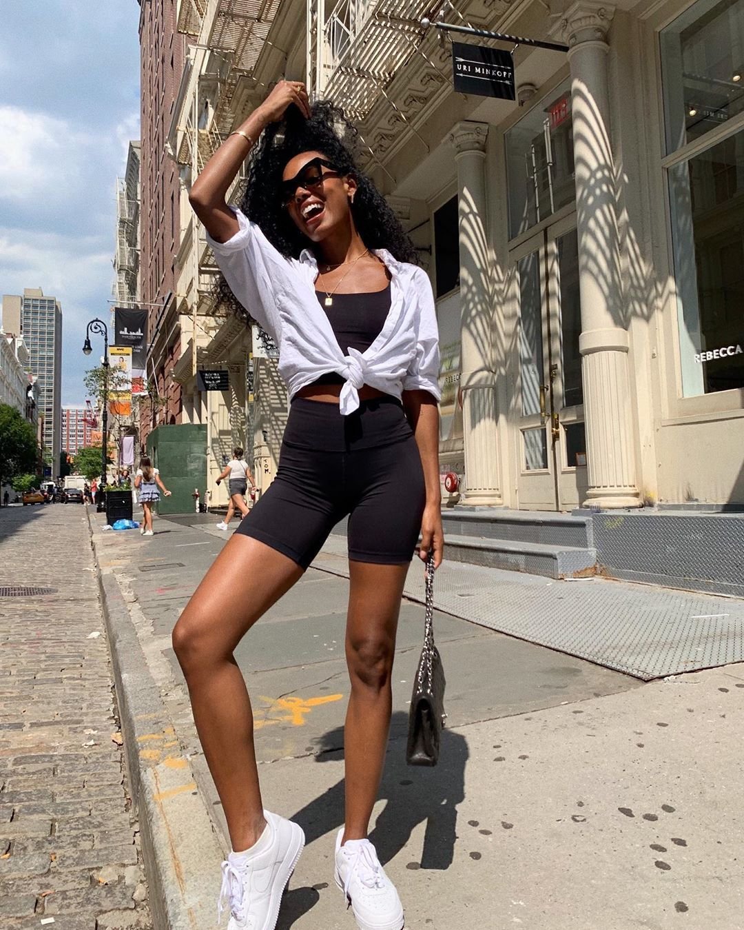 Девушки в длинных шортах и колготках