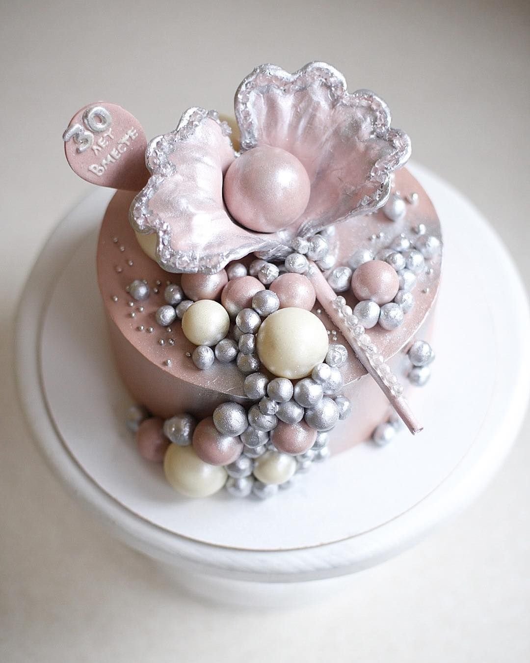 Торт украшенный жемчугом