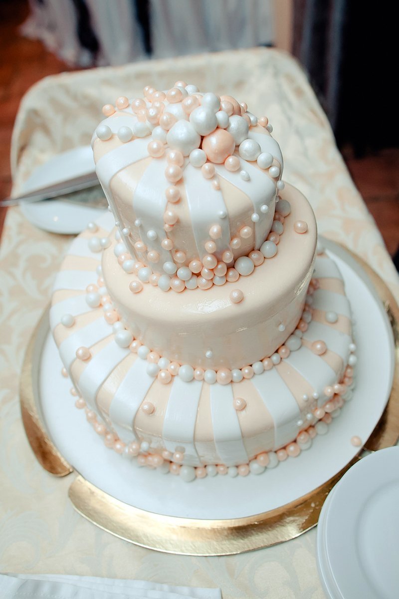 Свадебный торт с бусинками