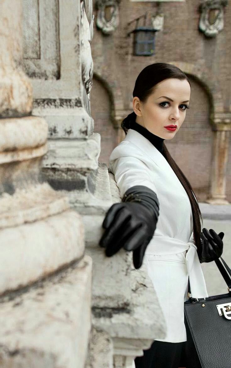 Девушка в красных очках